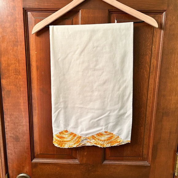 VTG set of 2 Orange crochet edge pillowcases. No stains or tears. - Picture 1 of 7